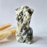 Mosagaat vrouwenbeeldje 8 cm van Moonlight Gemstones, handgeslepen edelsteen sculptuur