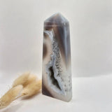 Moonlight Gemstones Grijze agaat toren met druzy opening, gepolijste edelsteen obelisk 211 g