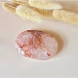 Fire Quartz Palmsteen door Moonlight Gemstones; roze kristal met witte aders, voor focus en aarding