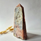Roze Amethist Druzy Toren, pink amethyst crystal tower with white druzy interior and natural brown base