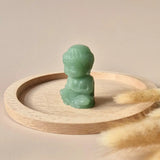 Edelsteen Groene Aventurijn Buddha, 5 cm, op houten rond bord