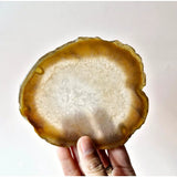 Moonlight Gemstones Edelsteen (Druzy) Agaat Schijf op Standaard, 11–14 cm, amberkleurige rand met witte druzy kern