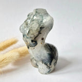 Mosagaat vrouwenbeeldje 8 cm - Moonlight Gemstones; handgeslepen edelsteen, blauwgrijs met marmerpatroon