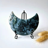 Mosagaat maan op zwarte metalen standaard; blauwgroene drusy patroon