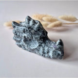 Edelsteen Yooperlite Drakenschedel door Moonlight Gemstones, 9 cm, blauw-grijs fluorescerende edelsteen