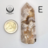 Handgemaakte bloemagaat-toren van Moonlight Gemstones, beige agaat met witte banding, naast 2-euro munt.