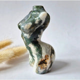 Mosagaat vrouwenbeeldje, 8 cm, handgeslepen edelsteen sculptuur in groen-wit mossagaat — Moonlight Gemstones