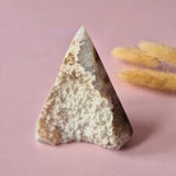 Druzy grijze agaat staande edelsteen kristal, pyramidevormig, 144 g