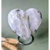 Druzy mosagaat hart op metalen standaard, Moonlight Gemstones; licht paarse drusy met zilverkleurige houder