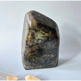 XXL Labradoriet freeform van Moonlight Gemstones, donkergrijze steen met iriserende glans