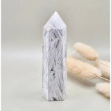 Edelsteen Druzy Mexican Agate Toren by Moonlight Gemstones; white-gray banded crystal tower