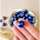 Mini sodalite hartje edelsteen, blauw, 1,5 cm, Moonlight Gemstones voor crystal confetti