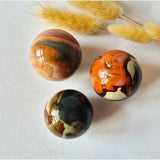 Moonlight Gemstones Ocean Jasper polychroom edelsteen bol, 40–50 mm, rood-oranje met uniek patroon, set van 3