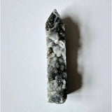 Moonlight Gemstones Edelsteen Druzy Sphaleriet Obelisk Toren met witte en grijze kristallen