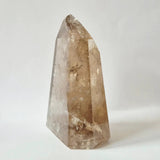 Lichte rookkwarts toren, 600 g, Moonlight Gemstones, diepe insluitingen