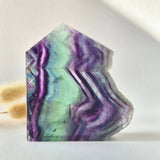Moonlight Gemstones Candy fluoriet sculptuur met ruwe rand, 355 g; paars-groene banding.