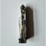 Edelsteen Druzy Sphaleriet Obelisk toren – Moonlight Gemstones, wit-grijze kristallen op donkere matrix.