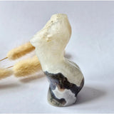 Mosagaat vrouwenbeeldje 8 cm, Moonlight Gemstones, handgeslepen edelsteen beeld met crème-witte tinten en donkere onderkant