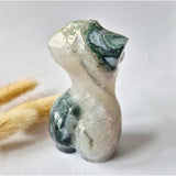 Mosagaat vrouwenbeeldje 8 cm (#32) – handgeslepen edelsteen carving