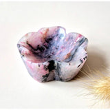 Rhodoniet schaaltje, hartvormig, 6–7 cm, roze met zwarte aderen, Moonlight Gemstones