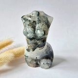 Mosagaat vrouwenbeeldje, 8 cm, handgeslepen edelsteen sculptuur