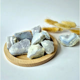 Edelsteen ruwe Blue Lace Agate Druzy brokstukken, meerdere stukken (100 g) op houten schijf, zachtblauw.