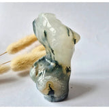 Mosagaat vrouwenbeeldje, 8 cm, groen-grijze handgeslepen edelsteen sculptuur