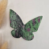 Vlindervormige edelsteen 6x5 cm, Ruby in Zoisite (UV-reactief), groen met paarse accenten, Moonlight Gemstones