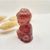 Edelsteen Strawberry Quartz Buddha statue, pink crystal carving, 5 cm tall.