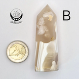 Handgemaakte bloemagaattoren van Moonlight Gemstones; beige agaat met witte kristallen insluitsels, logo zichtbaar.