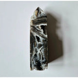 Edelsteen Druzy Sphaleriet Obelisk toren van Moonlight Gemstones met sprankelende witte en donkere kristallen