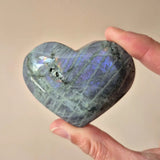 Paarse labradoriet hart palmsteen van Moonlight Gemstones met iriserende blauw-paarse glans.
