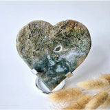 Grote druzy mosagaat hart op metalen standaard; groen/blauw kristalpatroon