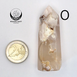 Handgemaakte bloemagaattoren by Moonlight Gemstones; pale pink agate with white and gold inclusions.