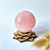 Rozenkwarts bol kristallen edelsteen op houten sokkel, 90 mm, 1 kg