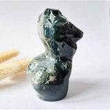 Mosagaat vrouwenbeeldje 8 cm, groen handgeslepen edelsteen sculptuur
