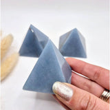 Angeliet piramide (±5 cm) in zachtblauw; Moonlight Gemstones, kalmerende edelsteen, 3 stuks zichtbaar.