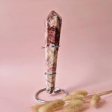 Edelsteen Wand scepter by Moonlight Gemstones, pink marbled stone, 15–18 cm tall on a metal stand.
