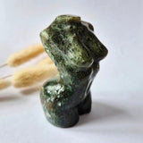 Mosagaat vrouwenbeeldje 8 cm (#3) – handgeslepen edelsteen carving