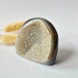Druzy Agaat geode uit Uruguay, 240 g, gepolijste buitenrand met grijs-witte kristallen kern