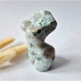 Mosagaat vrouwenbeeldje, 8 cm, handgeslepen edelsteen carving door Moonlight Gemstones
