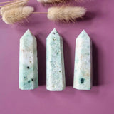 Edelsteen Phoenix Stone toren van Moonlight Gemstones, 8–10 cm, mintgroen met donkere vlekken, set van 3