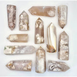 Handgemaakte bloemagaattoren van Moonlight Gemstones; set van bruin-roze agaatkristallen met witte bloeminsluitsels