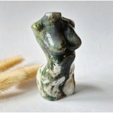 Mosagaat vrouwenbeeldje, 8 cm, handgeslepen edelsteen sculptuur in groen-wit mosagaat