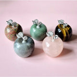 Set van vijf 3x3 cm mini edelsteen appels met strassbladeren en kristaltopjes op roze achtergrond