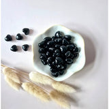 Mini Edelsteen Hartje Zaksteen – Zwarte obsidiaan (1,5 cm) van Moonlight Gemstones in een witte schaal