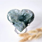 Grote edelsteen drusy mosagaat hart op metalen display-stand, groen-wit patroon