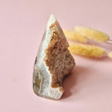 Druzy grijze agaat edelsteen kristal, staand, Moonlight Gemstones, 144 g