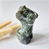 Mosagaat vrouwenbeeldje 8 cm (#31) – handgeslepen edelsteen carving