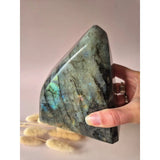 XXL Labradoriet Freeform van Moonlight Gemstones, 1800 g, iriserende kleuren en spirituele bescherming